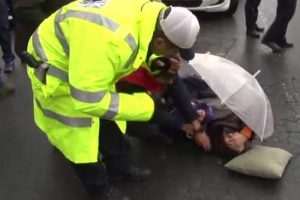 Kimisi &uuml;zerini &ouml;rtt&uuml; kimisi de şemsiye tuttu