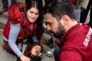 Demiryolu k&ouml;pr&uuml;s&uuml;nden d&uuml;şen gen&ccedil; kız...