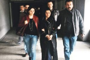 Oğlunu kulakları y&uuml;z&uuml;nden &ouml;ld&uuml;rd&uuml;
