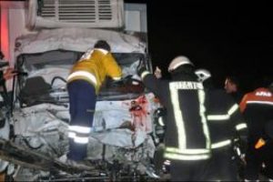 Kamyon ile kamyonet &ccedil;arpıştı