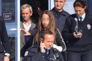 Dedikodu yapan arkadaşlarının bacağını kırdılar