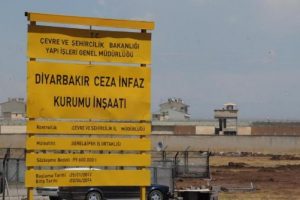 Diyarbakır E Tipi Cezaevi i&ccedil;in 'm&uuml;ze kavgası'