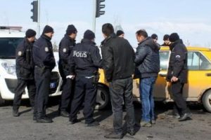 Ka&ccedil;arken polis ekip otomobiline &ccedil;arptı, g&ouml;revlileri su&ccedil;ladı