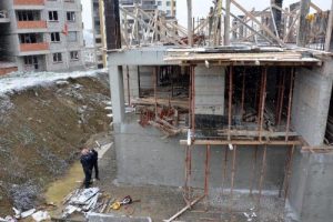 2'nci kattan d&uuml;şen inşaat iş&ccedil;isi yaralandı
