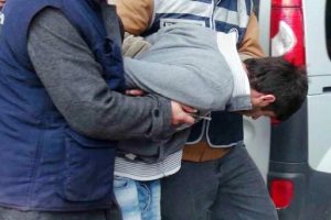 Kayınvalidesini &ouml;ld&uuml;r&uuml;p, eşini yaralayan ş&uuml;pheli tutuklandı