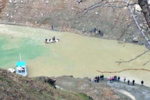 Baraj g&ouml;l&uuml;ne d&uuml;şen iş makinası &ouml;perat&ouml;r&uuml; suda kayboldu