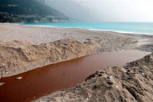 &Ouml;l&uuml;deniz'in rengi kahverengine d&ouml;nd&uuml;!