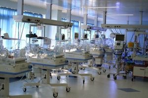 Doğumhanede karışan bebekler i&ccedil;in 20 yıl sonra rekor tazminat
