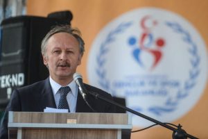 Kamuran &Ouml;zden istifa etti