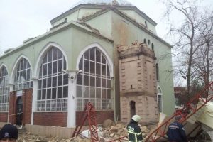Yıldırım caminin minaresini yıktı