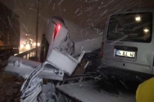 Zincirleme kaza: 1 &ouml;l&uuml;, 3 yaralı
