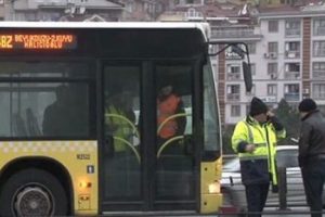 Metrob&uuml;ste bir yolcu, kalp krizi ge&ccedil;irerek &ouml;ld&uuml;
