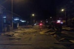 Edremit'te &ccedil;atılar u&ccedil;tu, bir cadde trafiğe kapandı