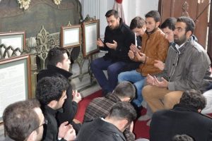 Bursalı gen&ccedil;ler Abd&uuml;lhamit'i kabri başında andı