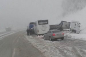 Kar kazayı da beraberinde getirdi: 20 yaralı