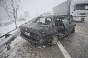 Bursa'da buzlanma faciaya neden oluyordu! 3 ara&ccedil; birbirine girdi!