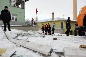 &Ouml;ğrenciler &ouml;l&uuml;m&uuml;n kıyısından d&ouml;nd&uuml;!