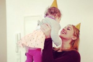 H&uuml;rrem kızının ilk doğum g&uuml;n&uuml;n&uuml; kutladı