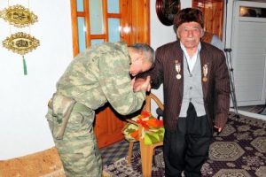 Genelkurmay Başkanı &Ouml;zel'den Kore gazisine ak&uuml;l&uuml; sandalye