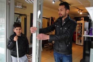 Kuaf&ouml;rden plazma televizyonunu 9 saniyede &ccedil;aldılar