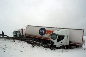 Bariyere &ccedil;arpan TIR yoldan &ccedil;ıktı