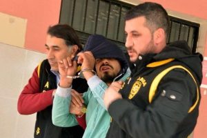 'Babam beyzbol sopasıyla kafama vurunca bı&ccedil;akladım'
