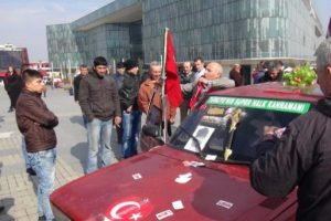Bursa'da 's&uuml;per kahraman'a polis engel oldu