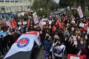 Sağlık&ccedil;ılardan dilek ağa&ccedil;lı ve siyah &ccedil;elenkli eylem