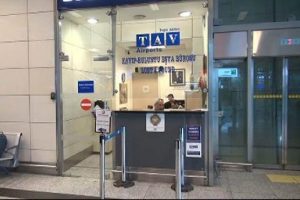 Dolar dolu &ccedil;antayı sahibine teslim etti