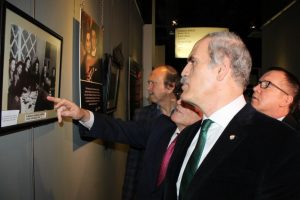 M&uuml;zeyyen Senar'ın kıyafetleri Bursa'da sergileniyor