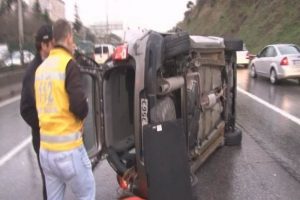 Otomobil bariyerlere &ccedil;arparak takla attı