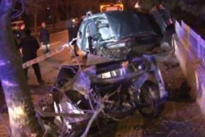 İkiye b&ouml;l&uuml;nen otomobilden sağ &ccedil;ıktılar