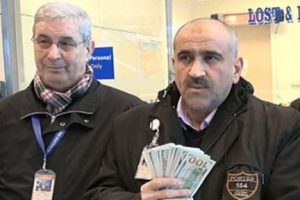 Dolar dolu &ccedil;antayı sahibine teslim etti