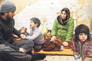 Battaniyeyle ısınıyor bayat ekmek yiyorlar