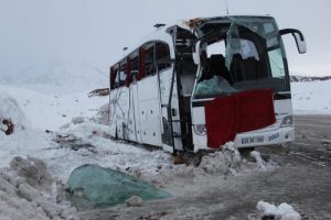 Yolcu otob&uuml;s&uuml; devrildi: &Ouml;l&uuml; ve yaralılar var