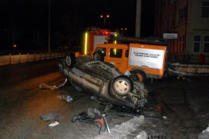 İki otomobil &ccedil;arpıştı: 2 &ouml;l&uuml;, 3 yaralı