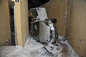 Bursa'da otomobil cami bah&ccedil;esine u&ccedil;tu!