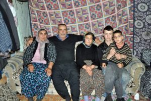 Evi yanan ailenin &ccedil;adırda yaşam m&uuml;cadelesi !