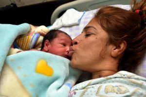 G&ouml;&ccedil;&uuml;kten kurtuldu, 10 g&uuml;n sonra bebeğini d&uuml;nyaya getirdi