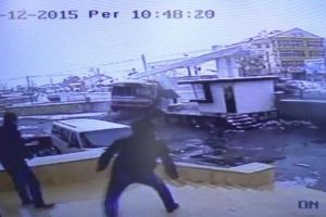 Belediye otob&uuml;s&uuml; kamyonetle &ccedil;arpıştı: 1 &ouml;l&uuml;, 4 yaralı