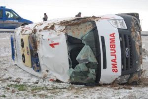 Kazaya giden ambulans şarampole devrildi: 3 yaralı