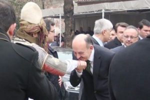 Bakan M&uuml;ezzinoğlu'ndan takdirlik davranış
