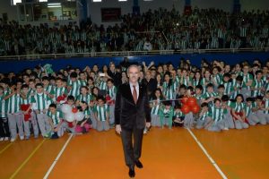 Minik y&uuml;reklere B&uuml;y&uuml;kşehir'den Bursaspor forması
