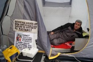 Oğlu i&ccedil;in sarayın karşısında a&ccedil;lık grevine başladı