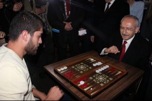 CHP lideri gen&ccedil;lerle tavla oynadı