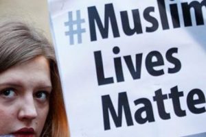 3 M&uuml;sl&uuml;man gen&ccedil; i&ccedil;in BBC'nin &ouml;n&uuml;nde protesto