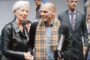 Solcu bakanın Burberry atkısı