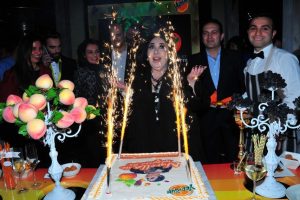 Nur Yerlitaş'ın partisine &uuml;nl&uuml;ler akın etti...