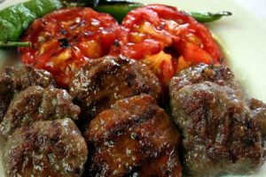 Kasap k&ouml;fteyi taze hazırlayacak