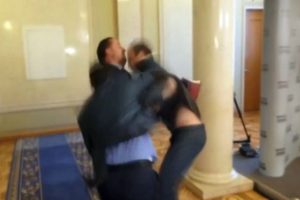 Meclis'te  yumruk yumruğa kavga!